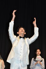 ブーケトスをする竜星涼。