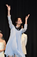 ブーケトスをする新木優子。