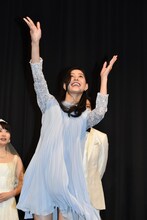 ブーケトスをする新木優子。