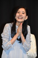 ブーケをうまく投げられず、観客に謝る新木優子。