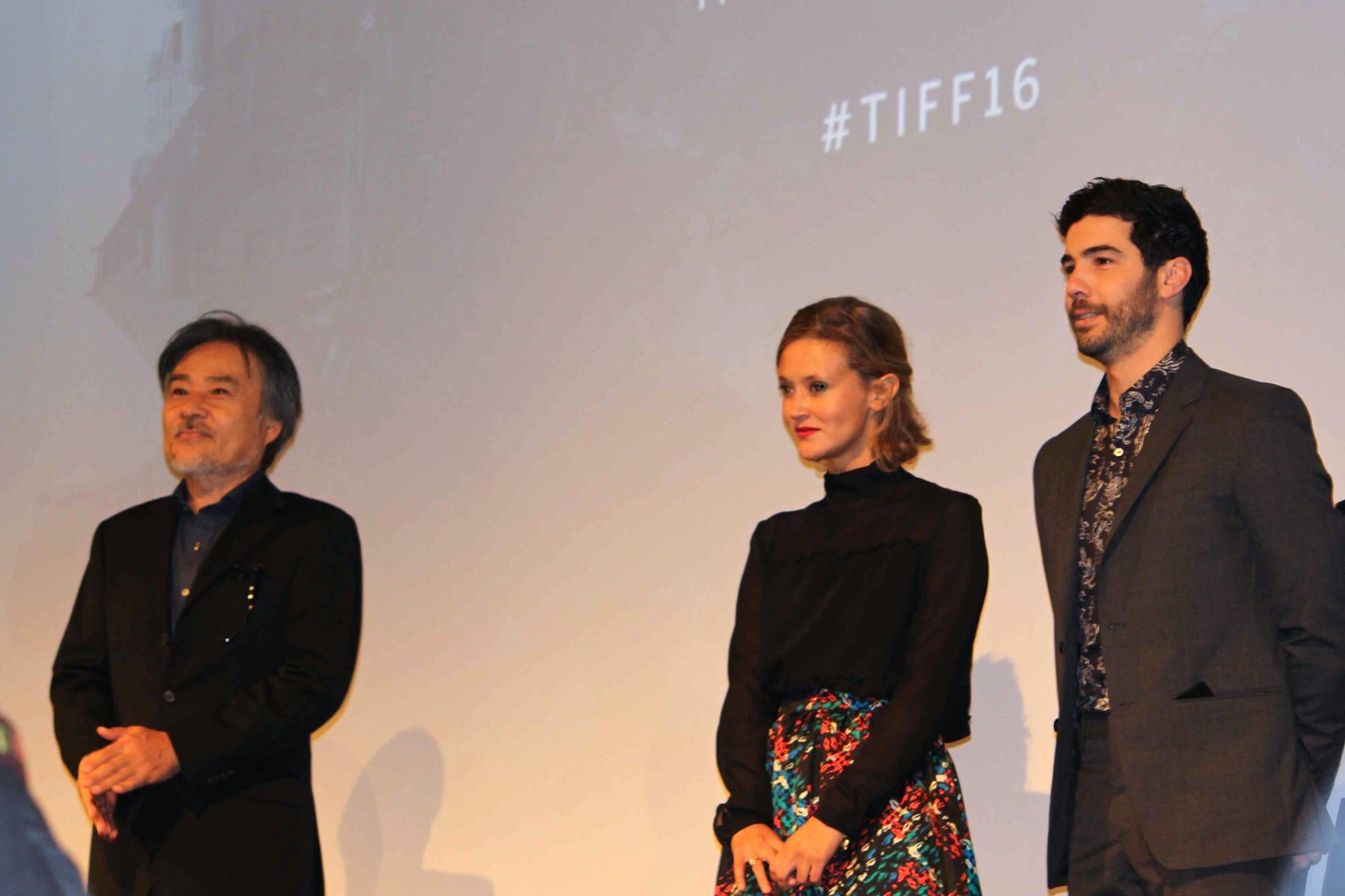 「ダゲレオタイプの女」ワールドプレミアの様子。左から黒沢清、コンスタンス・ルソー、タハール・ラヒム。