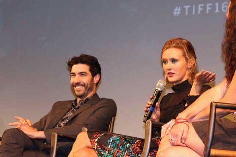 左からタハール・ラヒム、コンスタンス・ルソー。