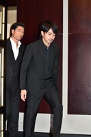 青柳翔（手前）