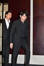 青柳翔（手前）