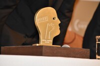 第40回モントリオール世界映画祭ワールドコンペティション部門の最優秀芸術賞トロフィー。