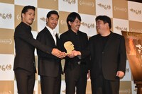 「たたら侍」凱旋記者会見の様子。