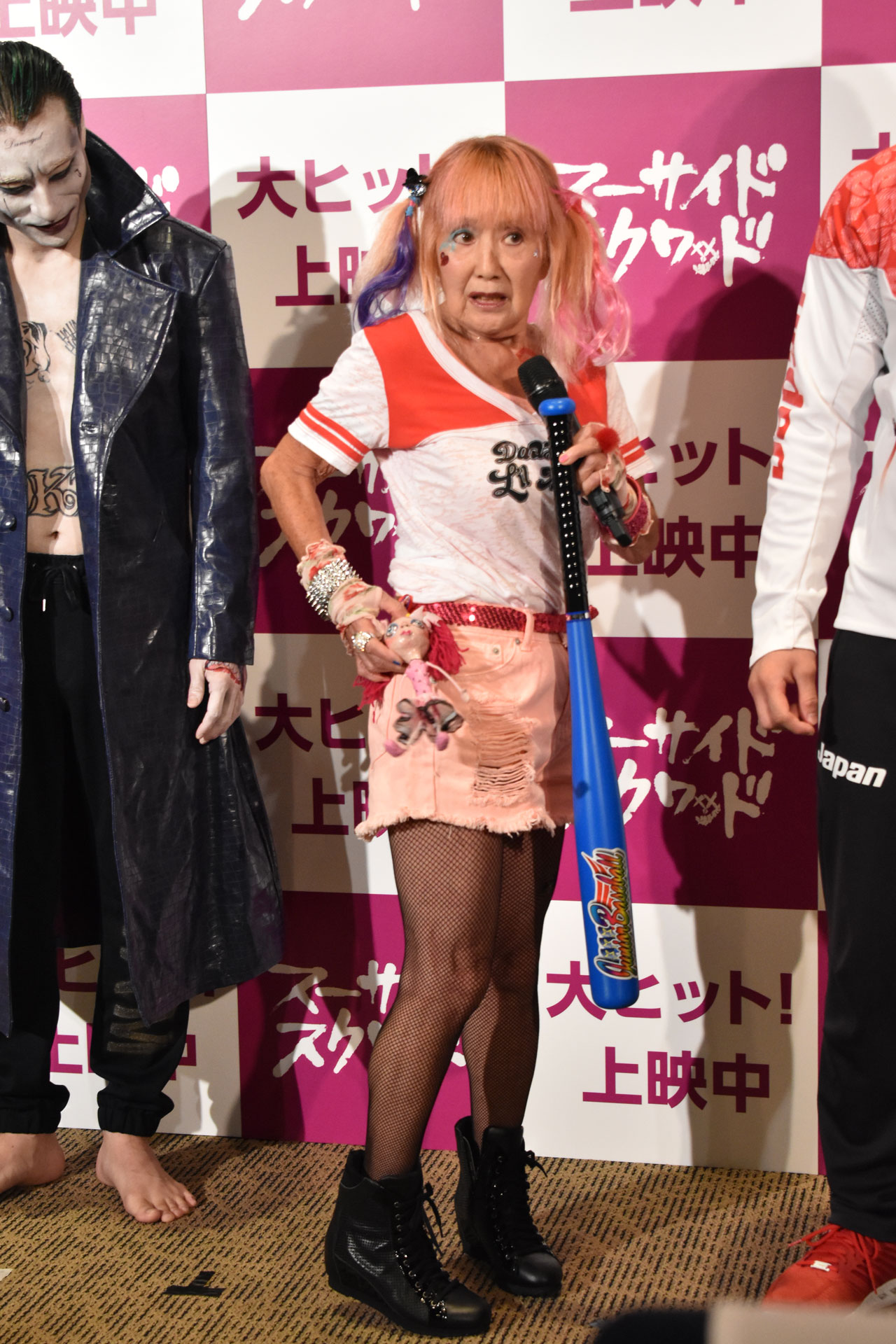 ハーレイ・クインに扮した小林リナ。
