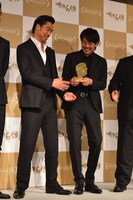 左からAKIRA、青柳翔。