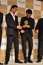 左からAKIRA、青柳翔。