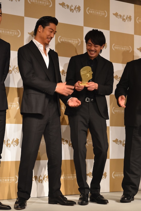 左からAKIRA、青柳翔。