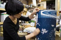 京和傘づくり キングギドラ 照明の制作の様子。TM&(c)TOHO CO., LTD.