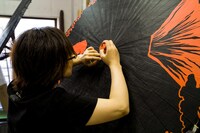 京和傘 ゴジラ 番傘の制作の様子。TM&(c)TOHO CO., LTD.