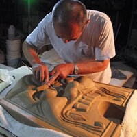 鬼瓦制作の様子。