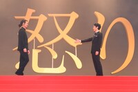 「怒り」ジャパンプレミアより、握手を交わそうと笑顔で待ち受ける妻夫木聡（右）と綾野剛（左）。