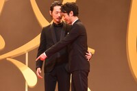 「怒り」ジャパンプレミアより、登壇後にじゃれ合う綾野剛（左）と妻夫木聡（右）。