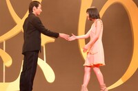 「怒り」ジャパンプレミアより、登壇後に握手を交わす森山未來（左）と広瀬すず（右）。