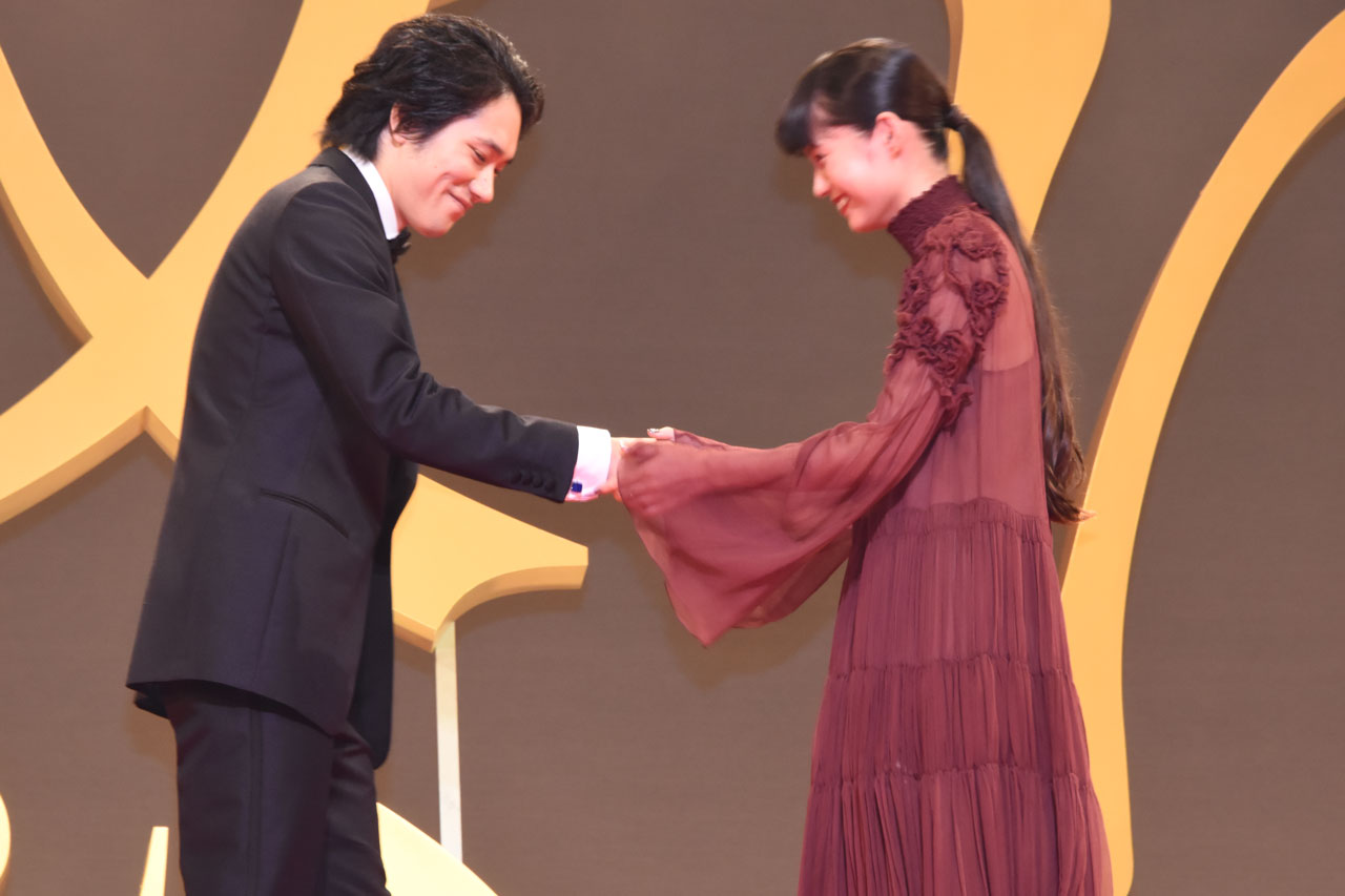 「怒り」ジャパンプレミアより、登壇後に握手を交わす松山ケンイチ（左）と宮崎あおい（右）。