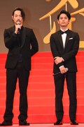 綾野剛（左）と妻夫木聡（右）。