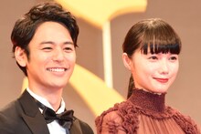 妻夫木聡（左）と宮崎あおい（右）。