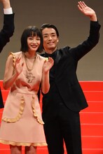 会場に手を振る広瀬すず（左）と森山未來（右）。