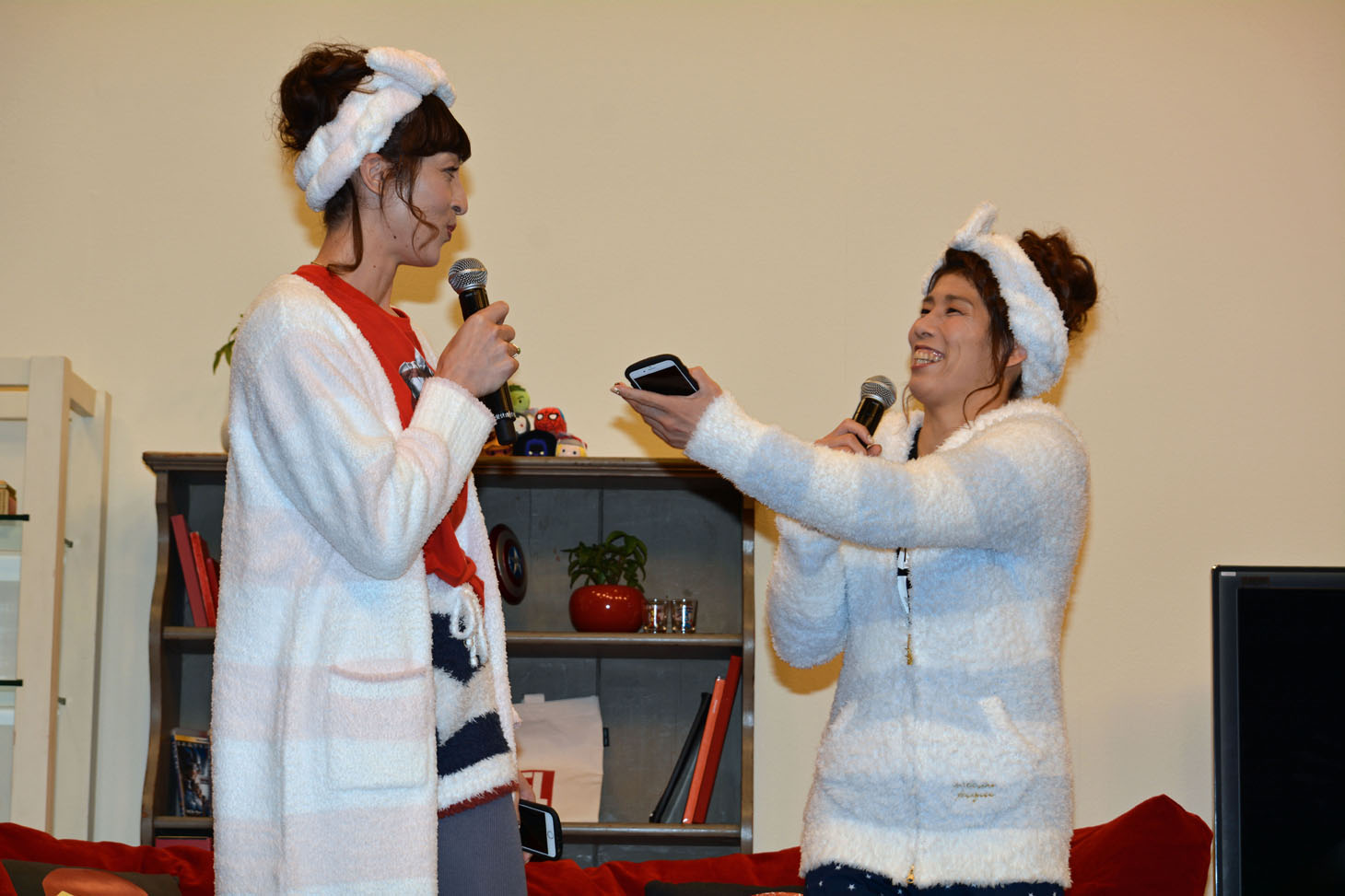 左から室伏由佳、吉田沙保里。