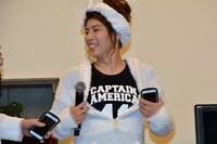 キャプテン・アメリカデザインのTシャツを着た吉田沙保里。