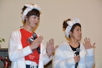 ネイルをアピールする室伏由佳（左）と吉田沙保里（右）。