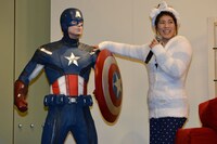 キャプテン・アメリカのフィギュアを見て「家に欲しい！」と言う吉田沙保里。