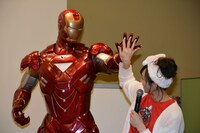 アイアンマンのフィギュアと手の大きさを比べる室伏由佳。