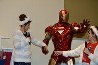 アイアンマンのフィギュアと手をつなぐ吉田沙保里（左）。