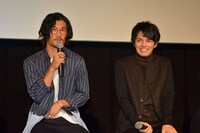 左から淵上泰史、林遣都。