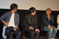 「真剣佑ですー」と挨拶する中野英雄（右）。