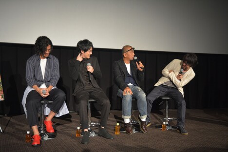 「監督が女だったら、この2人（林遣都と淵上泰史）のどっちに行きますか？」と聞かれ、悩む草野翔吾（一番右）。