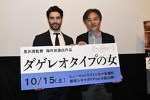 左よりタハール・ラヒム、黒沢清。