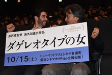 相思相愛ぶりが伝わるタハール・ラヒム（左）と黒沢清（右）。