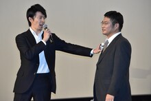 松尾諭（右）に“水ドン”をする長谷川博己（左）。