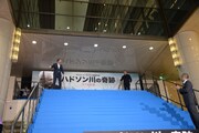 「ハドソン川の奇跡」ジャパンプレミアイベントにて、市川海老蔵（右下）に迎えられるアーロン・エッカート（左上）とトム・ハンクス（右上）。