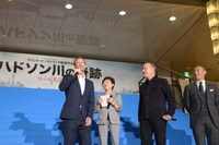 「ハドソン川の奇跡」ジャパンプレミアイベントの様子。左からアーロン・エッカート、トム・ハンクス、市川海老蔵。