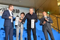名前入り提灯をもらい、アーロン・エッカート（左）の文字数が多いことをうらやましがるトム・ハンクス（中央）。