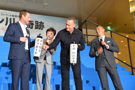 名前入り提灯をもらい、アーロン・エッカート（左）の文字数が多いことをうらやましがるトム・ハンクス（中央）。