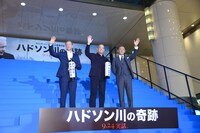 「ハドソン川の奇跡」ジャパンプレミアイベントの様子。左からアーロン・エッカート、トム・ハンクス、市川海老蔵。