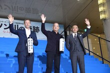 「ハドソン川の奇跡」ジャパンプレミアイベントの様子。左からアーロン・エッカート、トム・ハンクス、市川海老蔵。