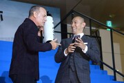 「ハドソン川の奇跡」ジャパンプレミアイベントの様子。左からトム・ハンクス、市川海老蔵。