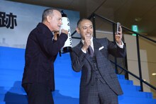 「ハドソン川の奇跡」ジャパンプレミアイベントにて、スマートフォンで自撮りする市川海老蔵（右）とトム・ハンクス（左）。