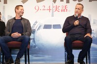 左からアーロン・エッカート、トム・ハンクス。