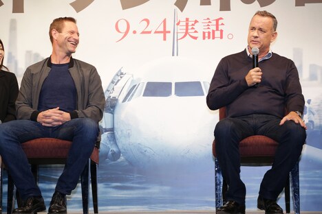 左からアーロン・エッカート、トム・ハンクス。