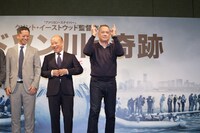 おどけるトム・ハンクス（中央）。