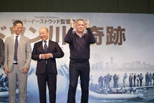 おどけるトム・ハンクス（中央）。