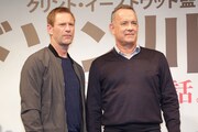 左からアーロン・エッカート、トム・ハンクス。