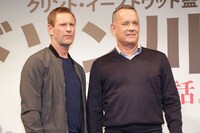 左からアーロン・エッカート、トム・ハンクス。